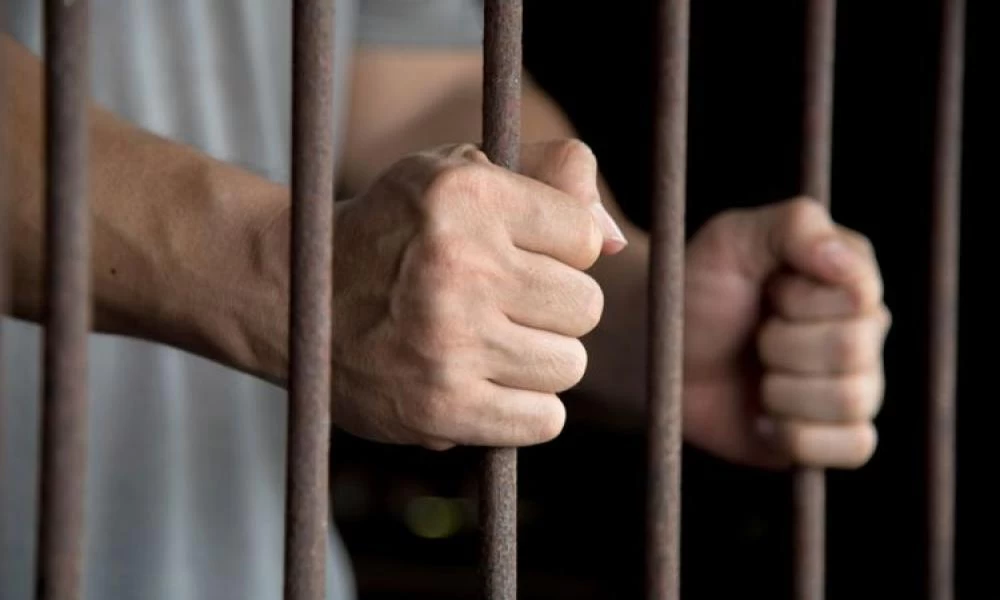 Διηύθυνε εγκληματική ομάδα μέσα από τις φυλάκες